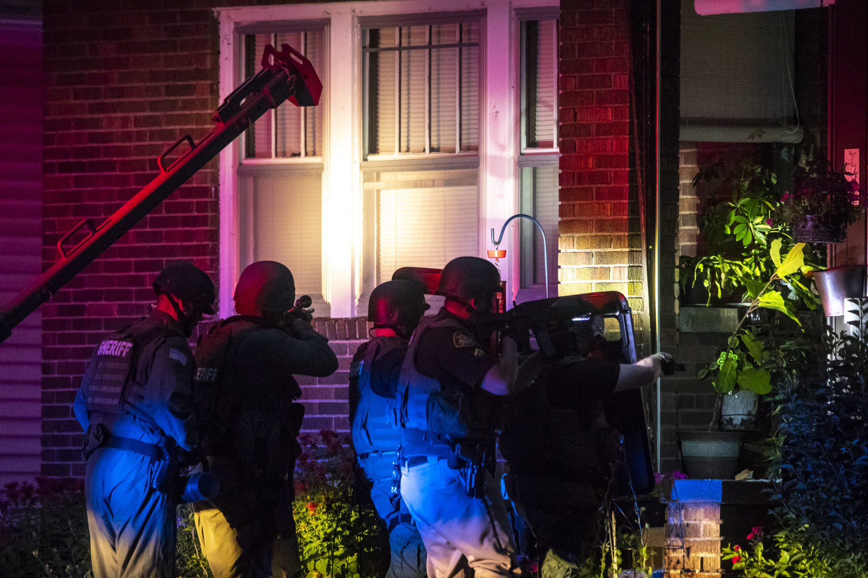 062318-qct-police-standoff-010